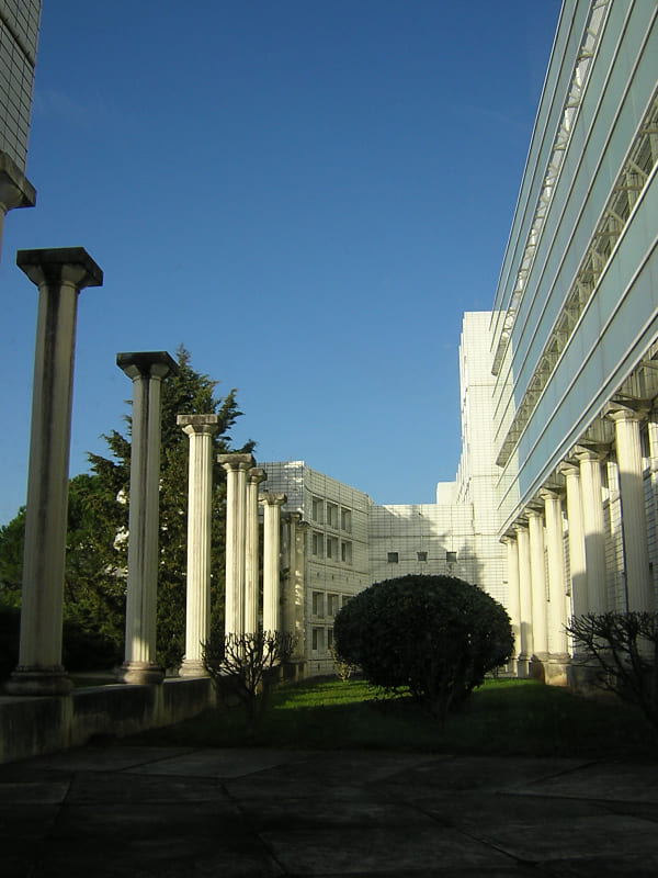 lycee-histoire-lisa-0004-le-lycee-exterieur-colonne-600-800 colonne lycée LISA